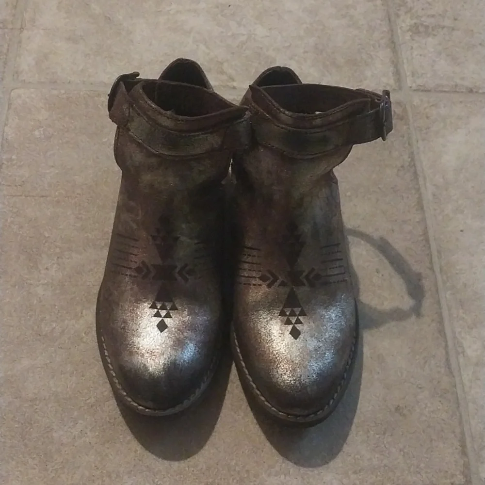 Sbicca Vintage Collection Peaceout Metallic Ankle Booties  Size 6